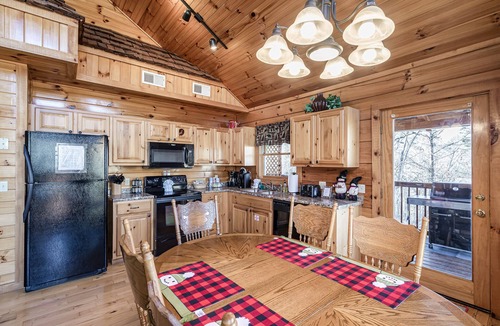 Pigeon Forge Cabin | Updated Cabin, 2 King Suites, Hot tub, Pool Table, Ripken Exp 3 mi ,Parkway 1 mi