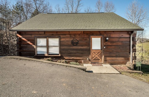 Pigeon Forge Cabin | Updated Cabin, 2 King Suites, Hot tub, Pool Table, Ripken Exp 3 mi ,Parkway 1 mi