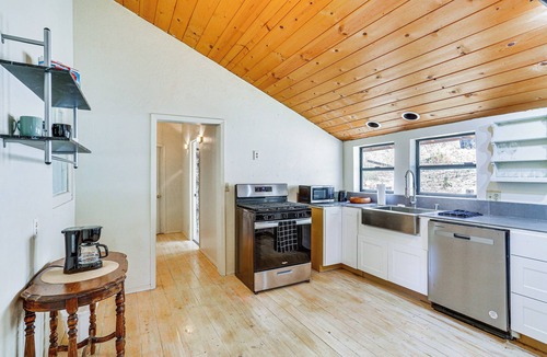 Lewiston House | Updated Cabin in Lewiston Historical District!