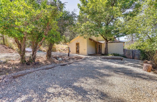 Lewiston House | Updated Cabin in Lewiston Historical District!