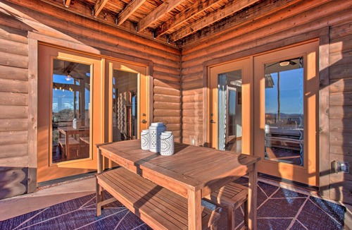 Medicine Park Cabin | Updated Cabin w/360-Degree Mtn View: 1 Mi to Lake