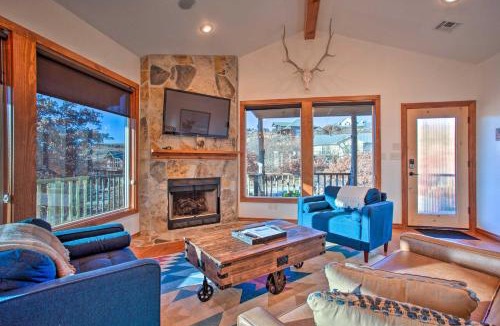 Medicine Park House | Updated Cabin w/360-Degree Mtn View: 1 Mi to Lake