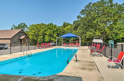 Lampe House | Updated Cabin w/Direct Lake Access & Pool!