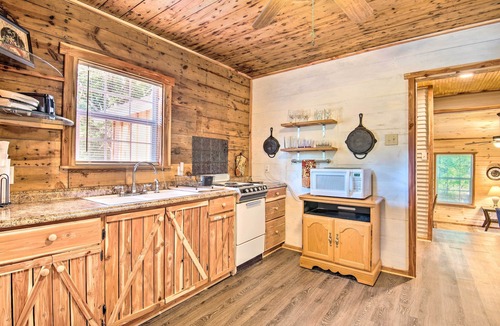 Hatton Cabin | Updated Cabin w/Porch, Mins to Cossatot River