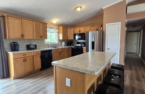 Eastward Look House | Updated Central A/C 6 Bd Rm 3 ba Home Sleeps 12 Scarborough Beach walking dist.