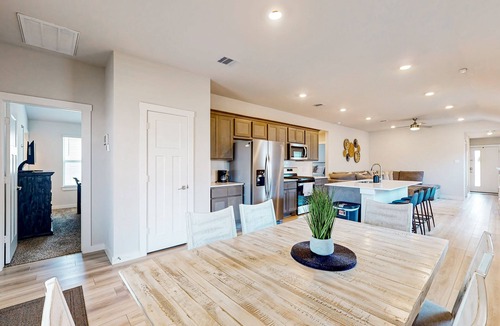 Wellborn House | Updated centrally located home: Explore all College Station has to offer