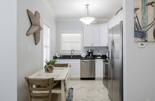 Ono Island Condo | Updated Condo Near Beach with Oasis Pool & Tiki Bar!