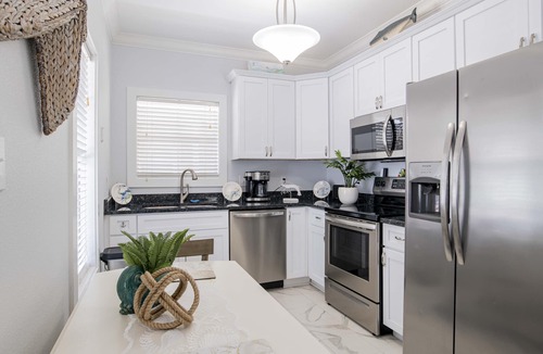 Ono Island Condo | Updated Condo Near Beach with Oasis Pool & Tiki Bar!