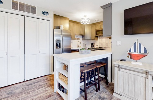 North Ocean City Condo | Updated condo w/private hot tub/shared pool, easy walk to beach & bay