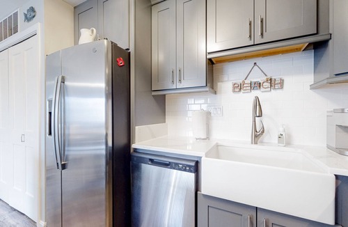 North Ocean City Condo | Updated condo w/private hot tub/shared pool, easy walk to beach & bay
