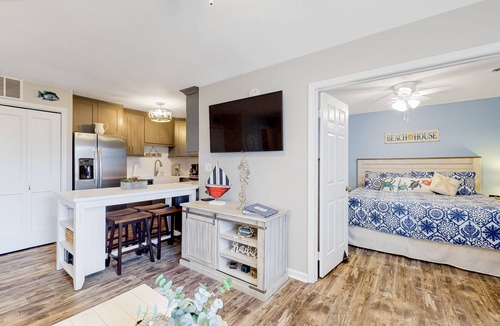 North Ocean City Condo | Updated condo w/private hot tub/shared pool, easy walk to beach & bay