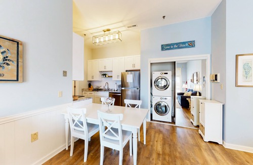 Heron Harbour Isle Condo | Updated condo with balcony, pool, fireplace & washer/dryer