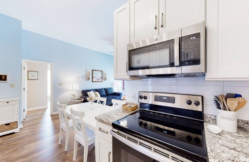 Heron Harbour Isle Condo | Updated condo with balcony, pool, fireplace & washer/dryer