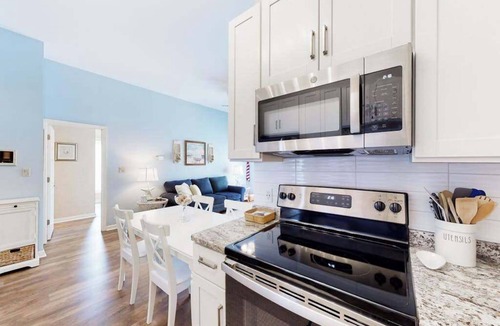 Heron Harbour Isle Condo | Updated condo with balcony, pool, fireplace & washer/dryer