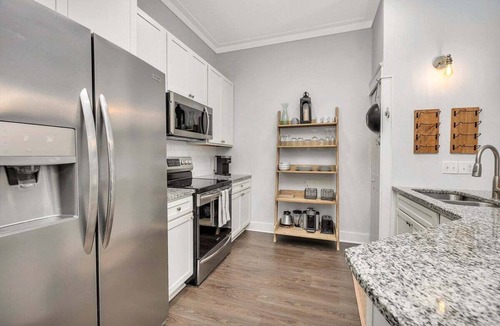 King City Condo | Updated condo with pool & steps to village