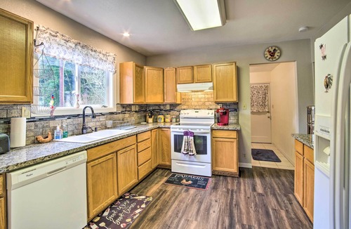 Coos Bay House | Updated Coos Bay Home ~ 2 Mi to Pacific Ocean