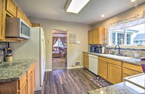 Coos Bay House | Updated Coos Bay Home ~ 2 Mi to Pacific Ocean