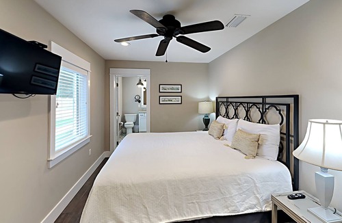 Destin House | Updated Cottage in Renovated Private Community.