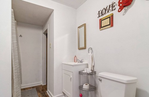 New Iberia Villa | Updated Cottage, pet friendly, full equipped home.