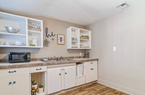 New Iberia Villa | Updated Cottage, pet friendly, full equipped home.