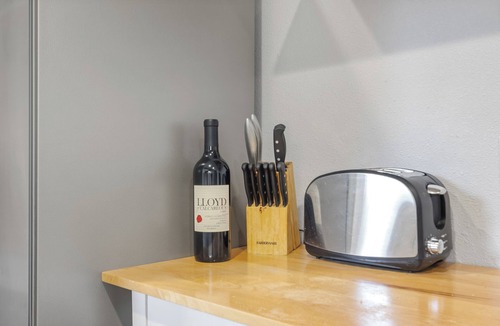 Clear Lake Cabin | UPDATED COTTAGE - Prime Location