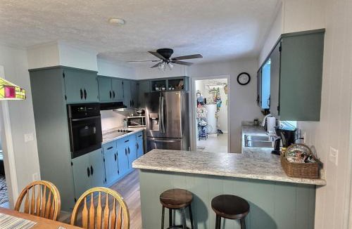 Cadiz House | Updated cottage, Screened Patio, Near Lake Barkley