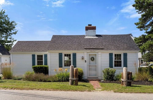 Scarborough Cottage | Updated Cottage - Steps to Pine Point Beach!