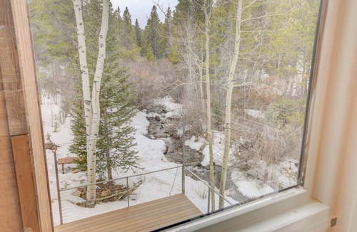 Idaho Springs Cabin | Updated Cozy Cabin on the River/Hot Tub/Beach