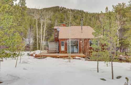 Idaho Springs Cabin | Updated Cozy Cabin on the River/Hot Tub/Beach