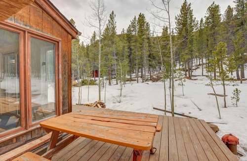 Idaho Springs Cabin | Updated Cozy Cabin on the River/Hot Tub/Beach