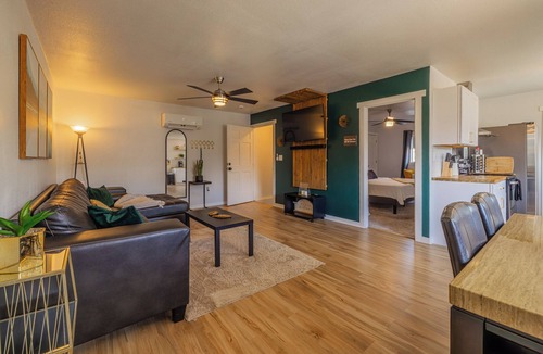 Casper Apartment | Updated Cozy Downtown Forest Retreat