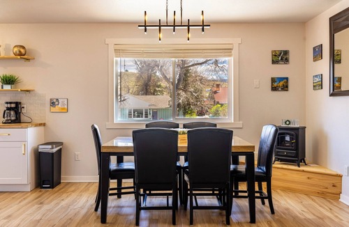 Casper Apartment | Updated Cozy Downtown Forest Retreat