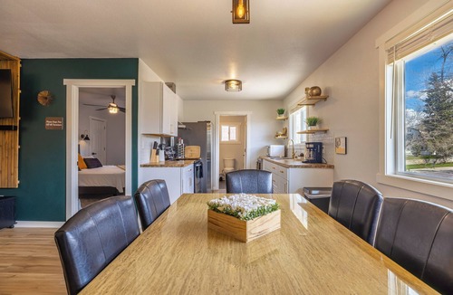 Casper Apartment | Updated Cozy Downtown Forest Retreat