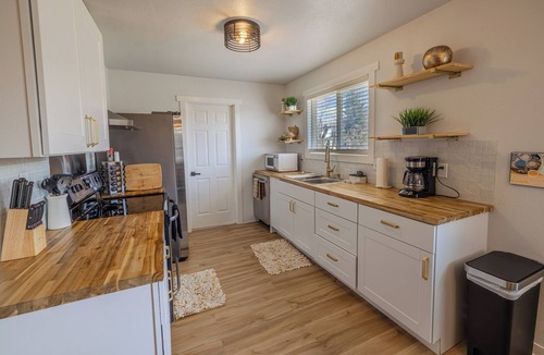 Casper Apartment | Updated Cozy Downtown Forest Retreat