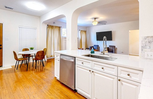 Scofield Farms House | Updated, dog-friendly home with enclosed yard, open layout, jetted tub, & W/D