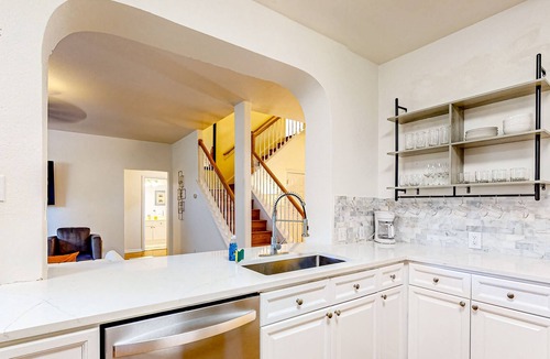 Scofield Farms House | Updated, dog-friendly home with enclosed yard, open layout, jetted tub, & W/D