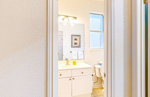 Scofield Farms House | Updated, dog-friendly home with enclosed yard, open layout, jetted tub, & W/D
