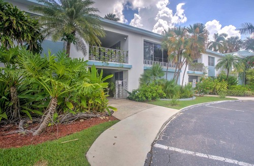 Old Naples Apartment | Updated Dtwn Naples Condo: Across From Beach!