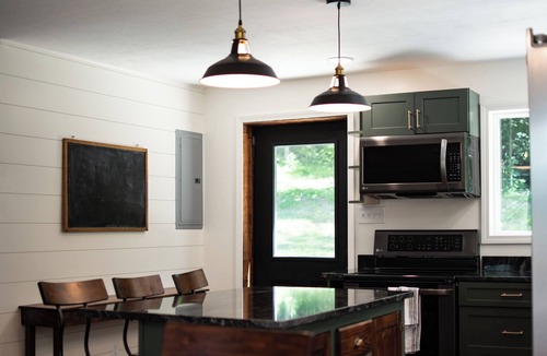 Vallonia House | Updated Getaway in the hills of southern Indiana. Minutes from Starve Hollow SRA