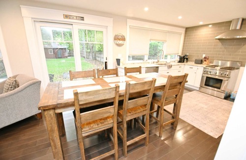 Harters Heights House | Updated home blocks from ND w/3 full baths (1015)