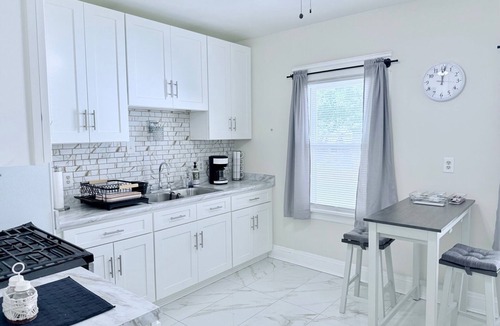 Cleveland House | Updated Home: Min From Airport: Cozy Duplex Unit