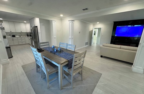 Hollyford House | Updated Home | Stadium | Beaches | Downtown | Zoo