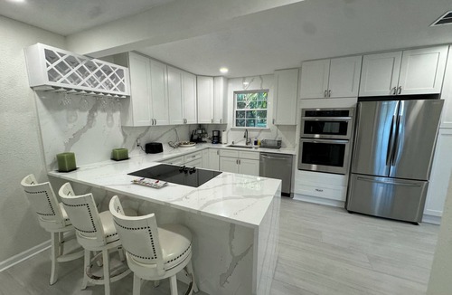Hollyford House | Updated Home | Stadium | Beaches | Downtown | Zoo