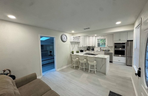 Hollyford House | Updated Home | Stadium | Beaches | Downtown | Zoo