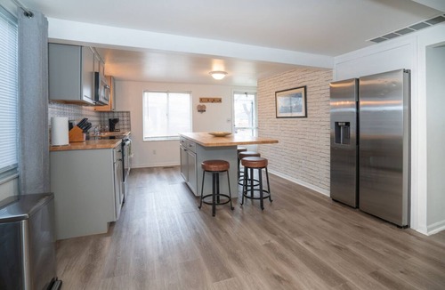 Marine City Cottage | Updated home viewing Belle River Canal
