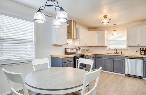 Mangum House | Updated Home w/Yard ~ 14 Mi to Quartz Mountain!