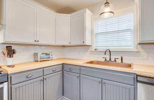 Mangum House | Updated Home w/Yard ~ 14 Mi to Quartz Mountain!