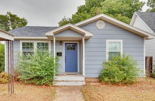 Mangum House | Updated Home w/Yard ~ 14 Mi to Quartz Mountain!