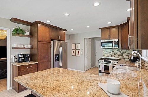 Rochester Hills House | Updated home with huge yard near multiple hospitals
