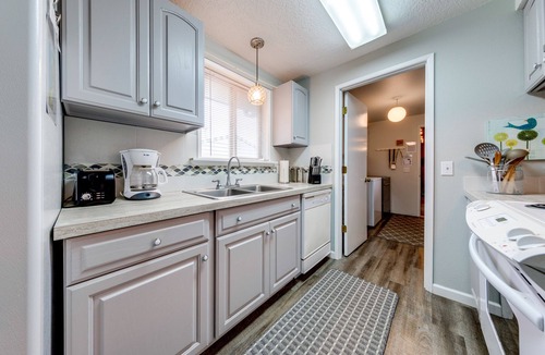 Seaside House | Updated home with ping-pong - 3 blocks to beach